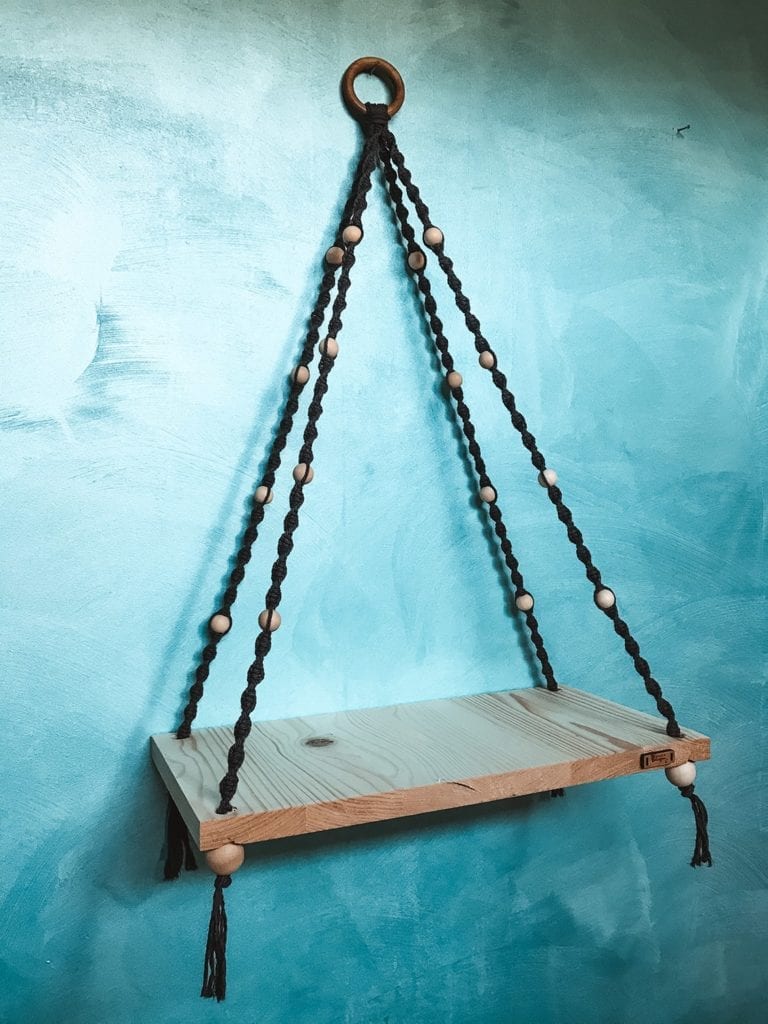 Etagère en macramé et sa planche en bois