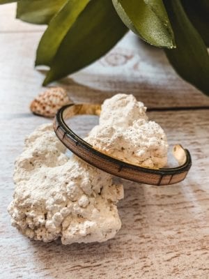 Bracelet type jonc en métal et cuir