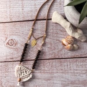 Collier macramé et perles en bois