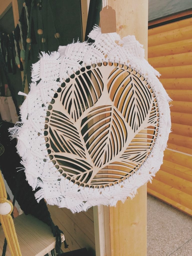 Attrape-rêve base bois feuilles 30 cm et macramé