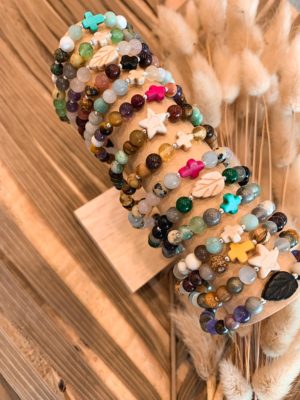 Bracelet pierres gemmes et breloques turquoise