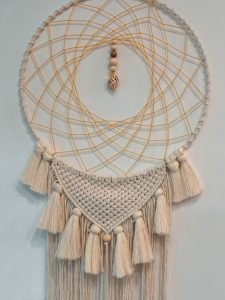 Attrape-rêve macramé écru et moutarde
