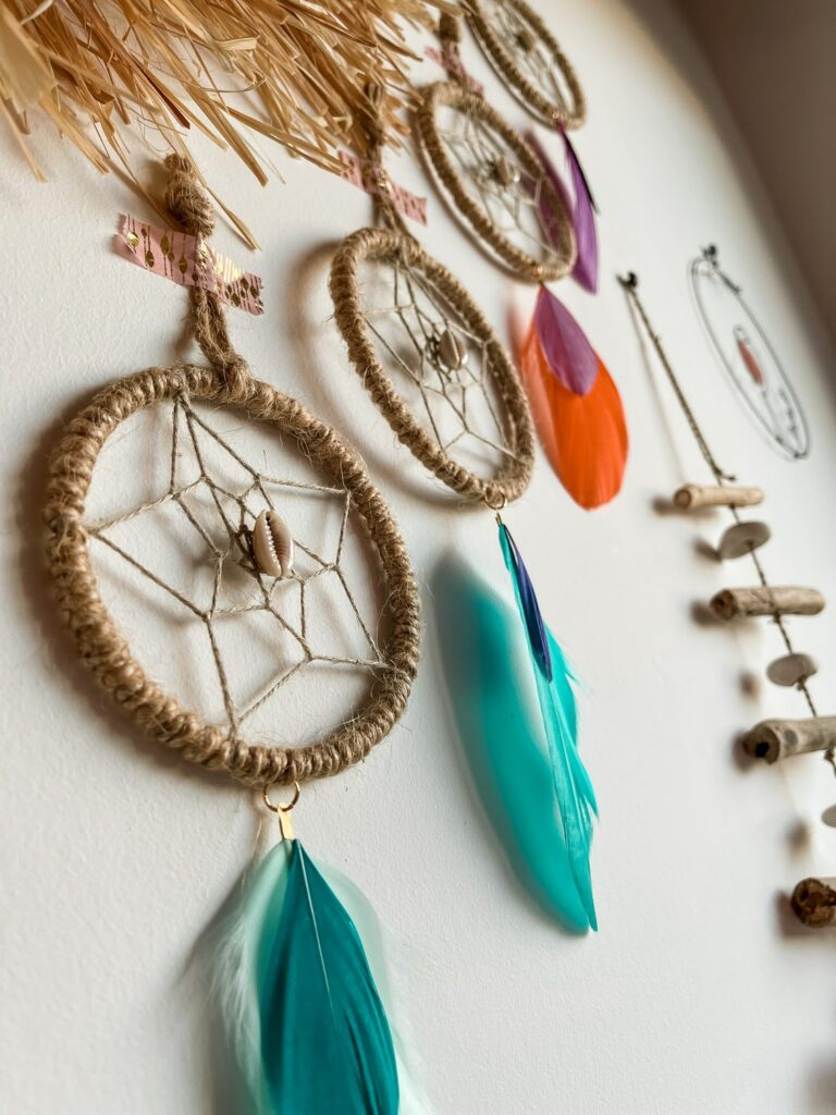 Déco plumes mini attrape-rêve jute & cauris