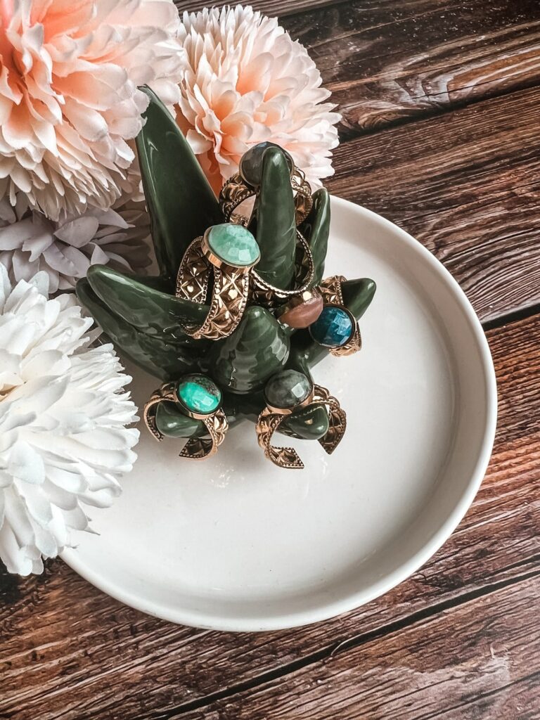 Bague dorée avec pierre naturelle