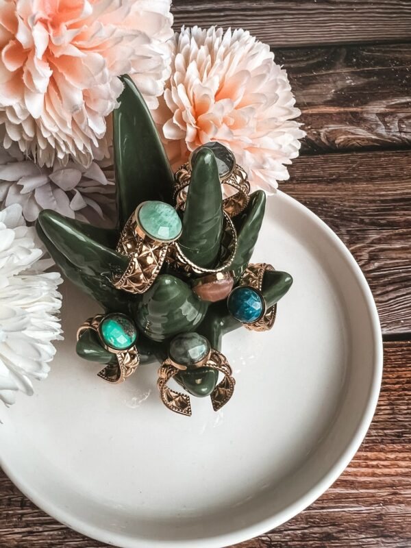 Bague dorée avec pierre naturelle